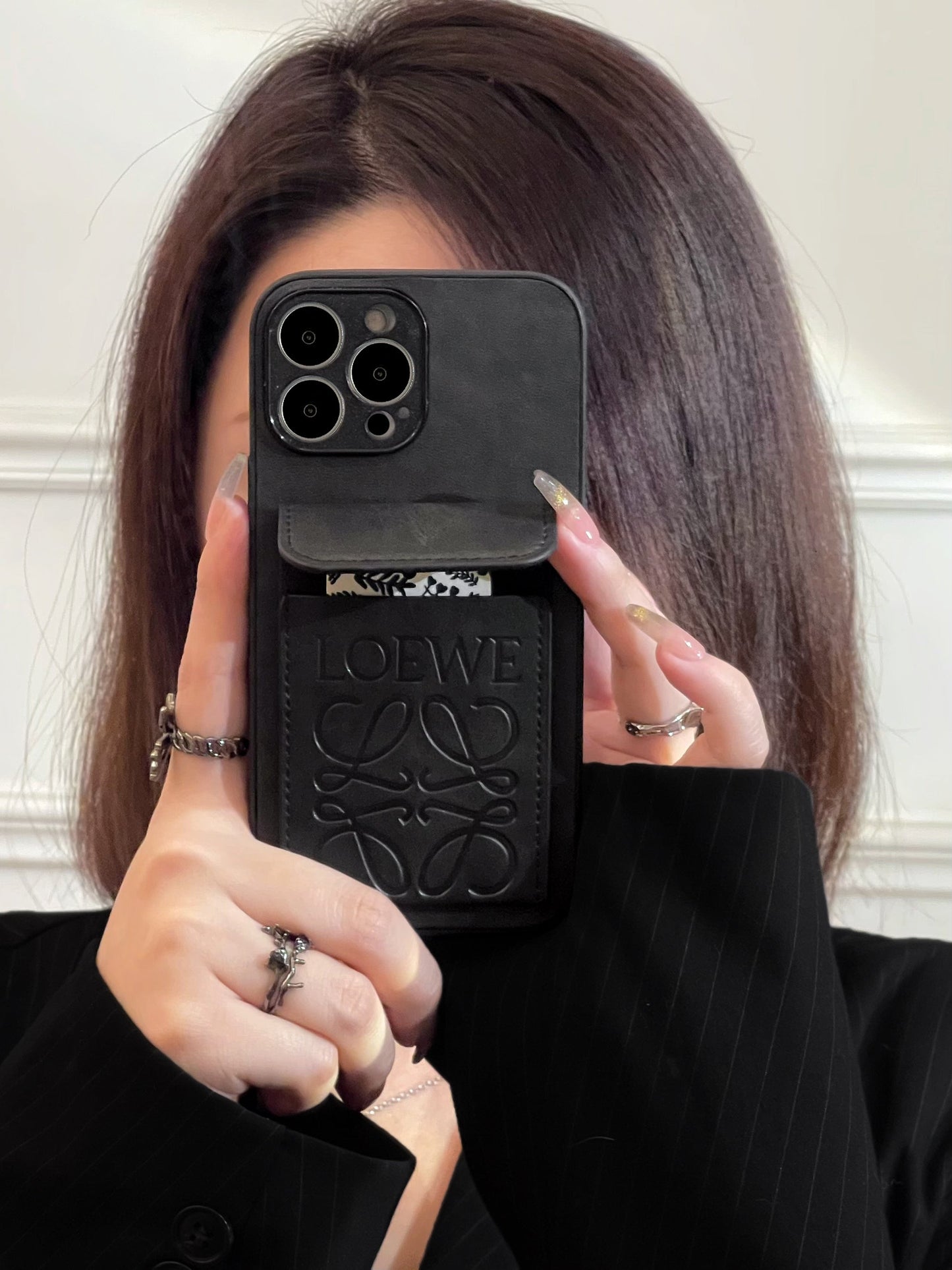 Loewe iPhone -kotelo kortinpidikkeellä Black-LZP241448