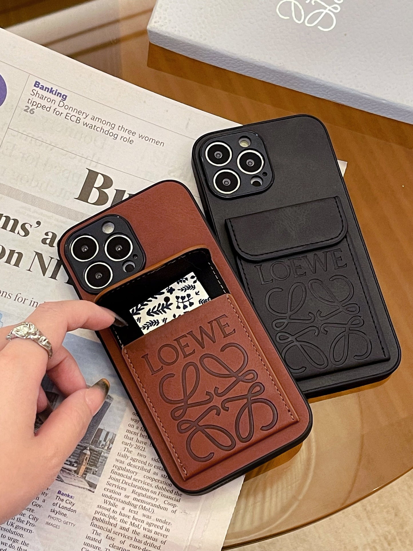 Loewe iPhone -kotelo kortinpidikkeellä Black-LZP241448